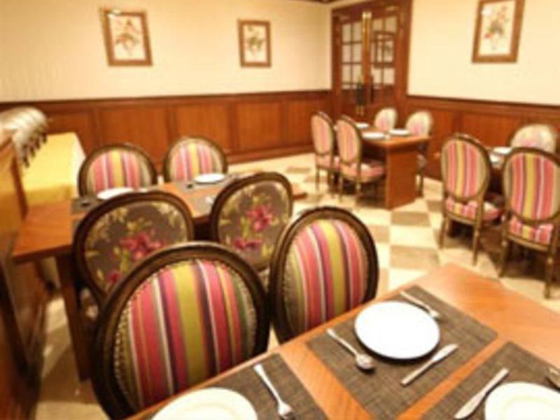 Clark International Hotel Delhi  Buitenkant foto