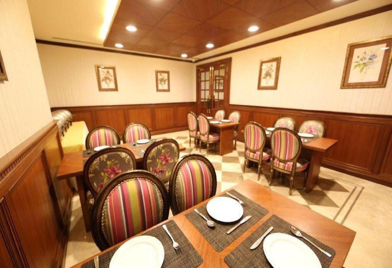Clark International Hotel Delhi  Buitenkant foto
