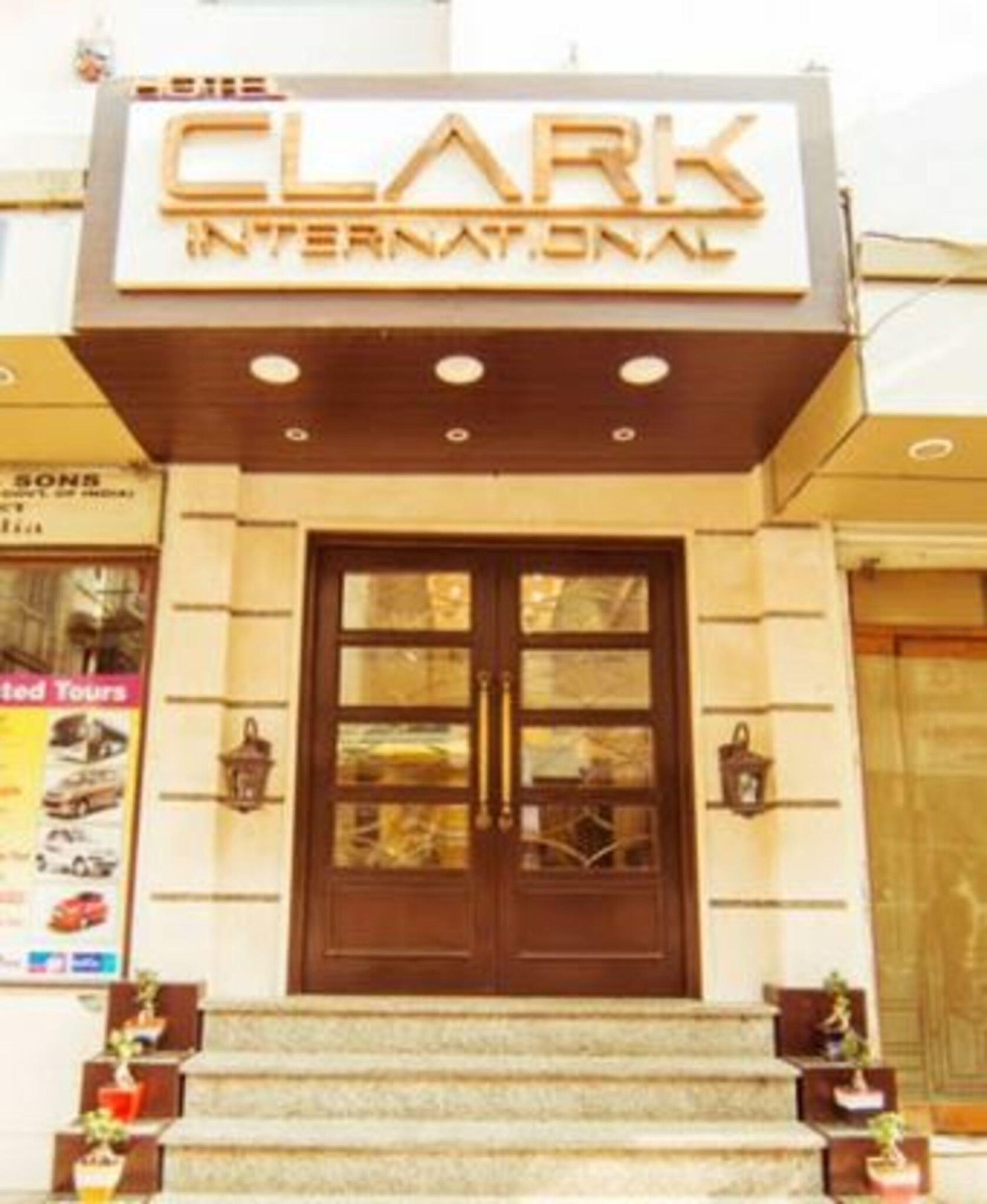 Clark International Hotel Delhi  Buitenkant foto