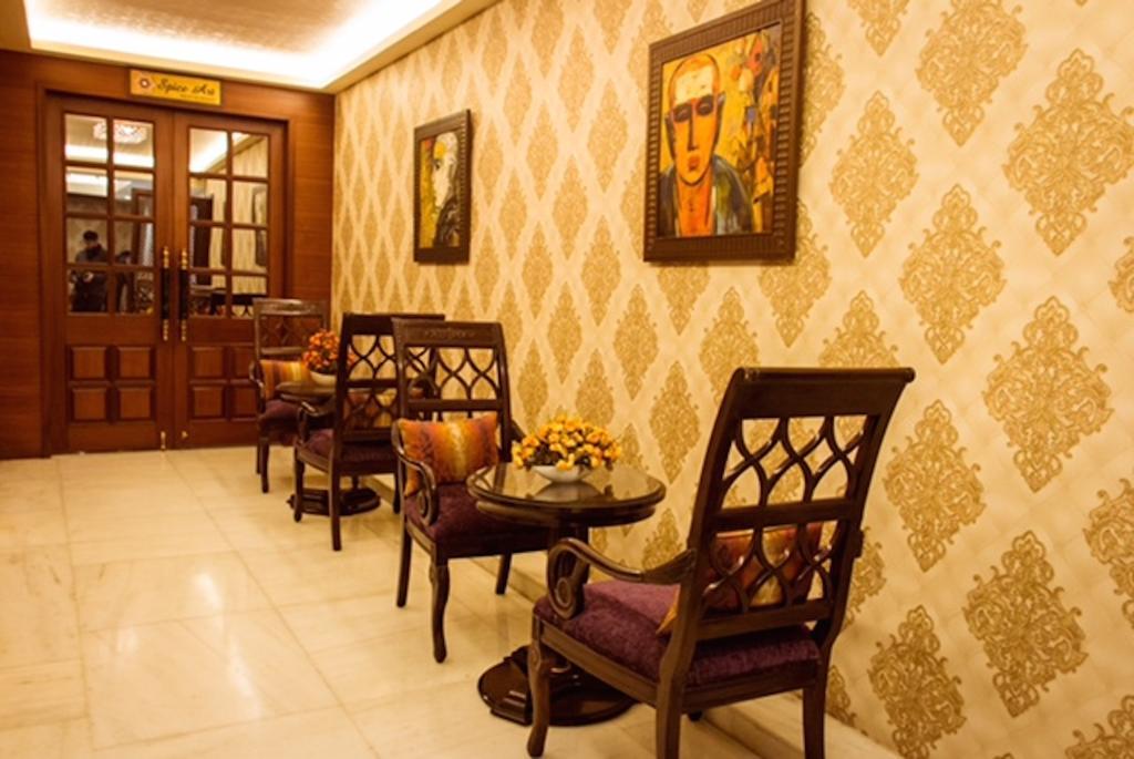 Clark International Hotel Delhi  Buitenkant foto