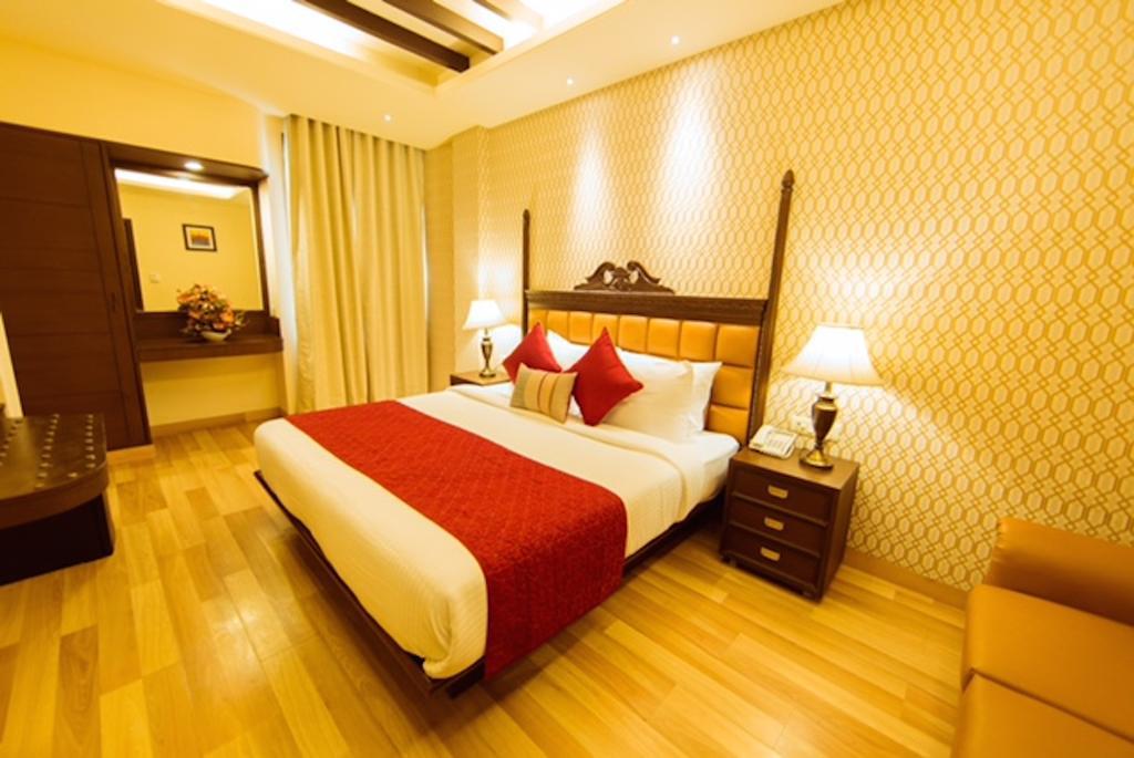 Clark International Hotel Delhi  Buitenkant foto