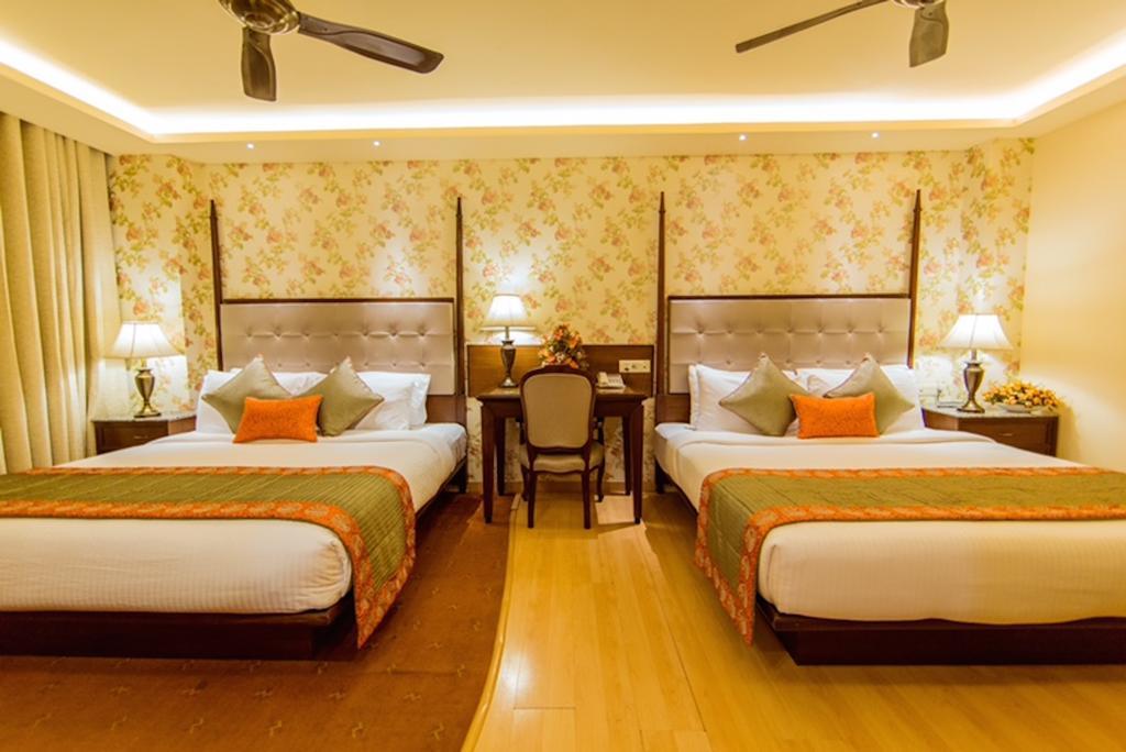 Clark International Hotel Delhi  Buitenkant foto