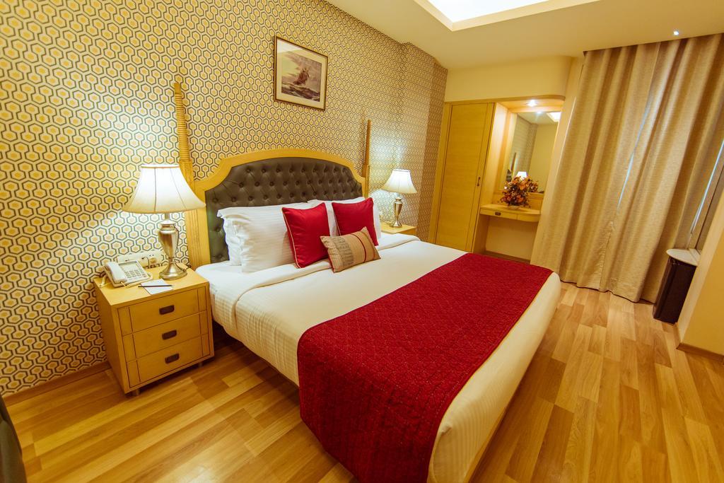 Clark International Hotel Delhi  Buitenkant foto