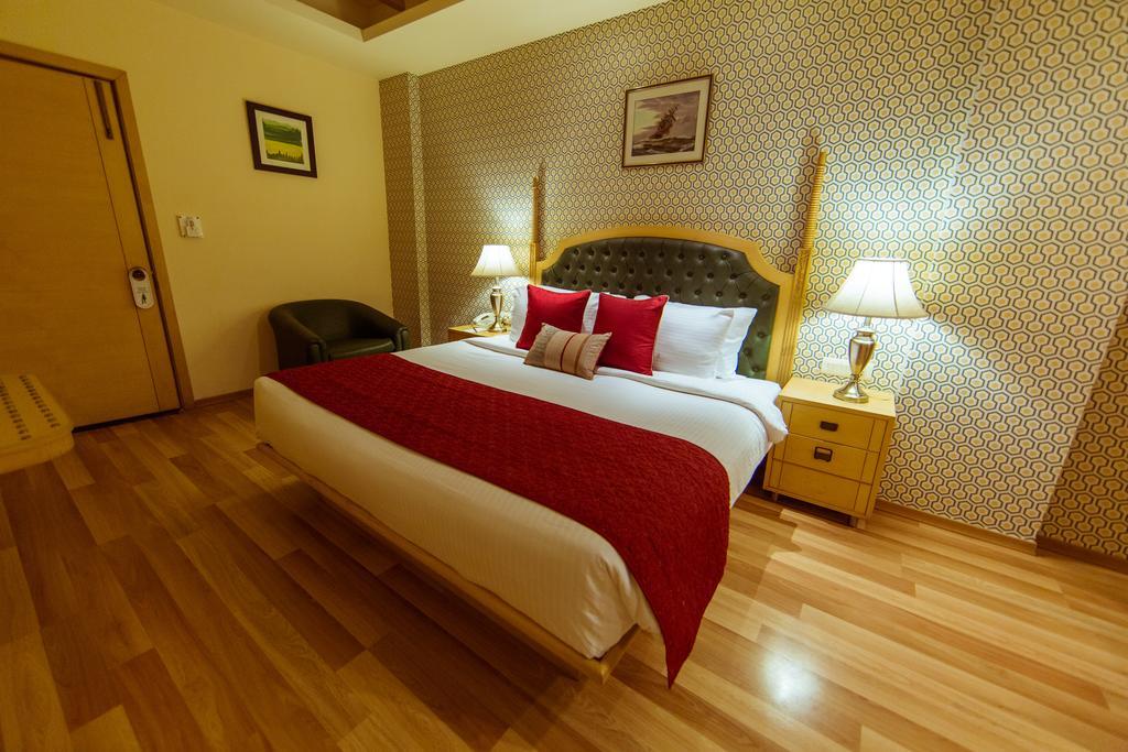 Clark International Hotel Delhi  Buitenkant foto