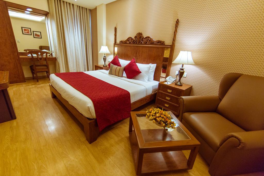 Clark International Hotel Delhi  Buitenkant foto