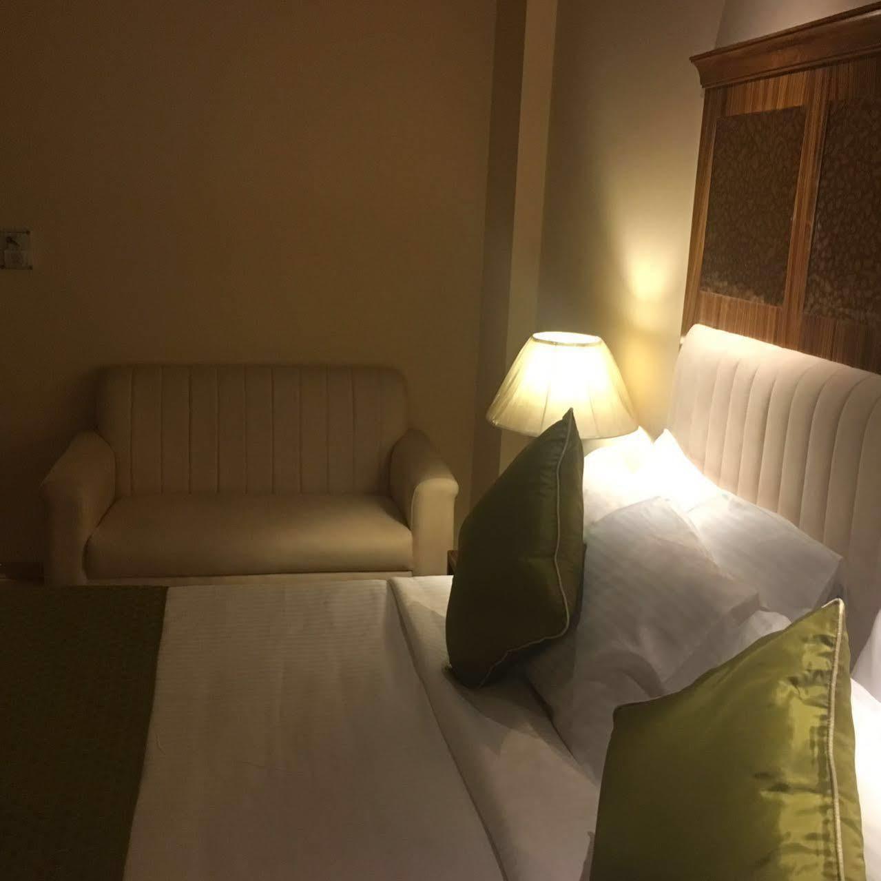 Clark International Hotel Delhi  Buitenkant foto