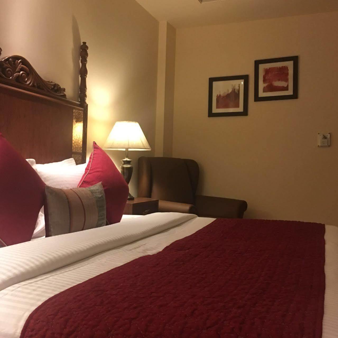 Clark International Hotel Delhi  Buitenkant foto