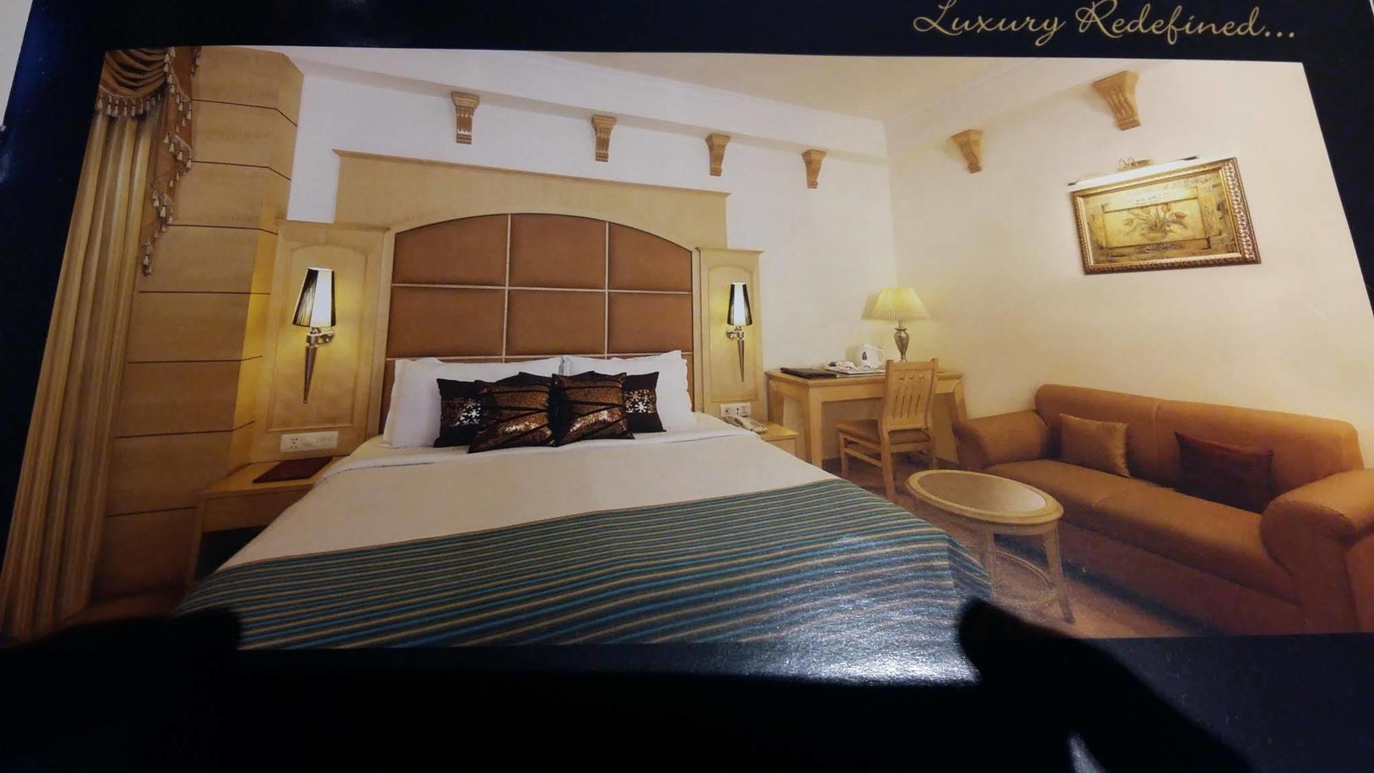 Clark International Hotel Delhi  Buitenkant foto